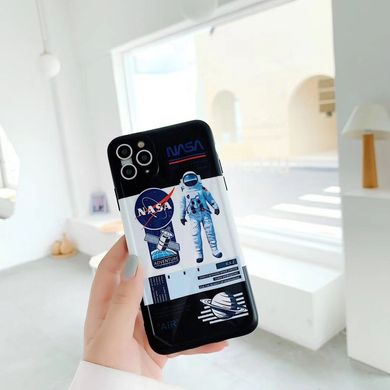 Чехол на iPhone НАСА 11 "Астронавт" черного цвета